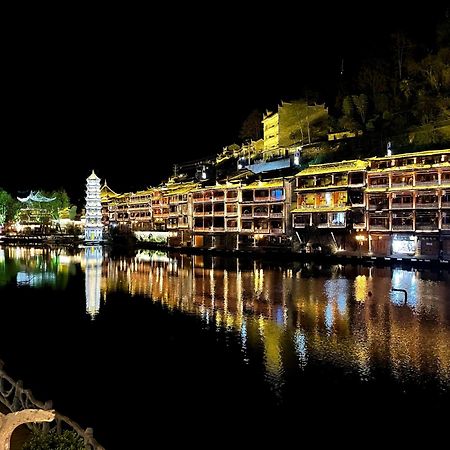 Lqj Riverside Guest House Fenghuang Eksteriør bilde