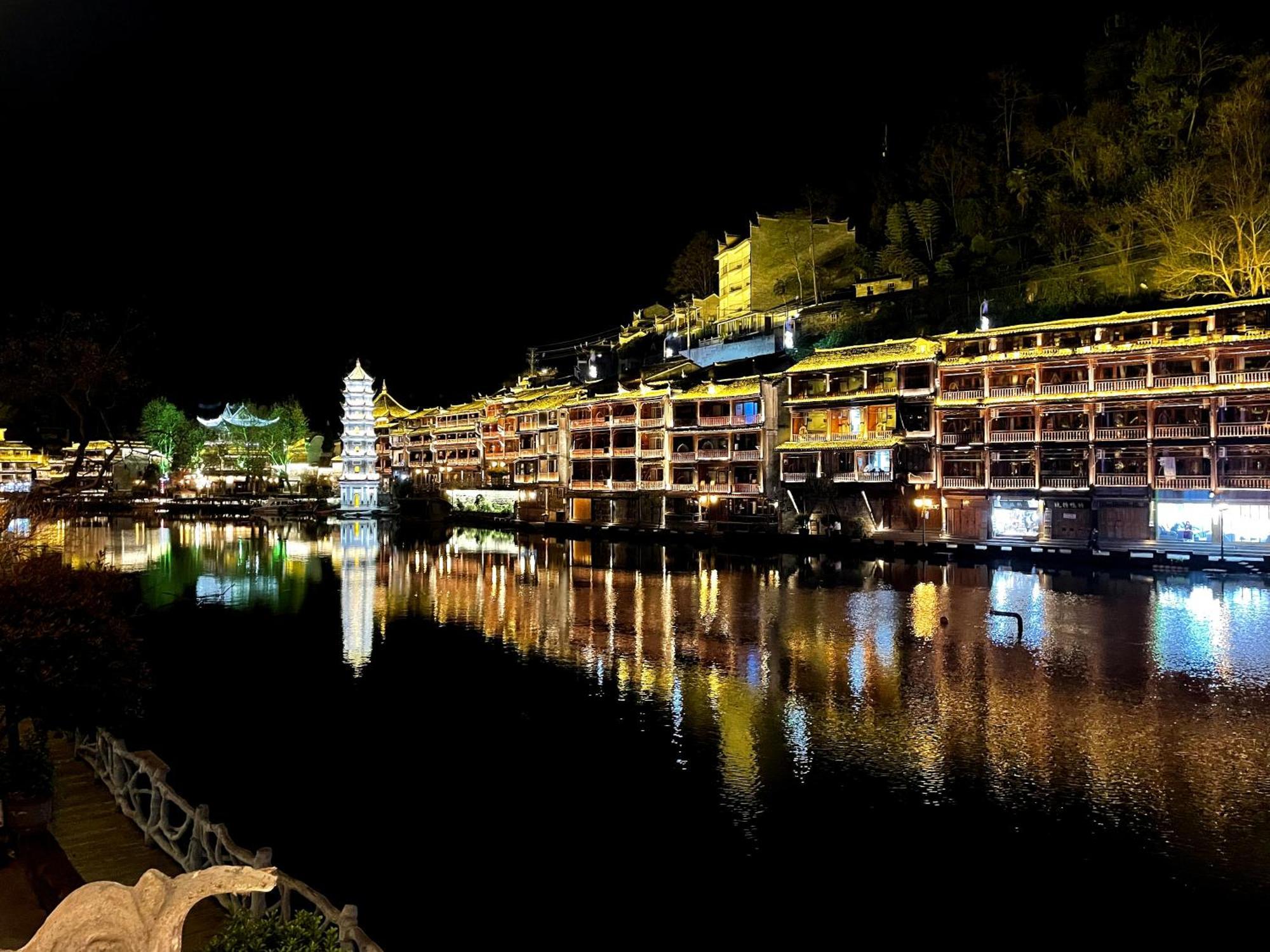 Lqj Riverside Guest House Fenghuang Eksteriør bilde