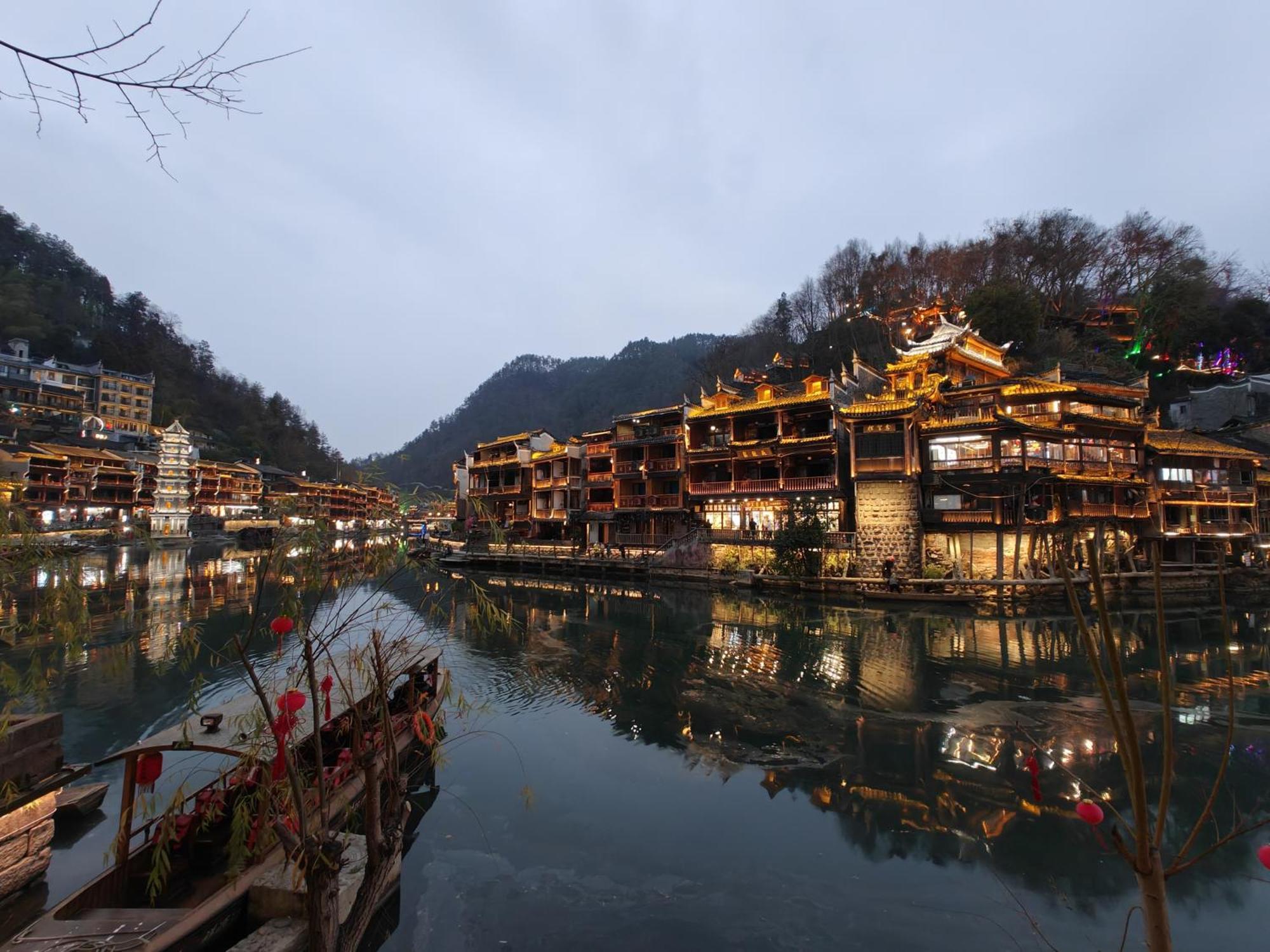 Lqj Riverside Guest House Fenghuang Eksteriør bilde